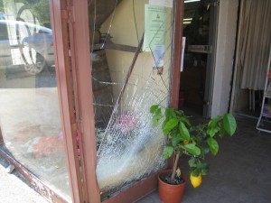 Así quedó la tienda Sybil Vergnes tras el impacto de un turismo.