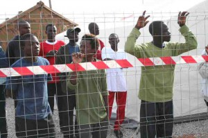 Ilegales subsaharianos esperan la llegada de la noche para asaltar la frontera de Melilla.
