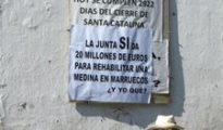 Un cartel en la iglesia de Santa Catalina reprocha a la Junta de Andalucía que invierta en una medina de Marruecos