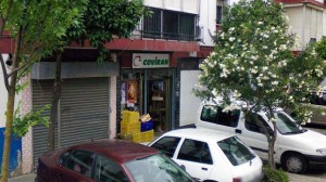 El supermercado Coviran que fue asaltado esta madrugada en el barrio de Torreblanca de Sevilla 
