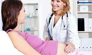 Una embarazada pasa una revisión.