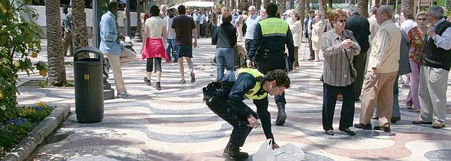 Un agente de la Policía Local de Alicante, en el lugar donde se produjo la salvaje agresión.