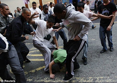 Un grupo de musulmanes propina una brutal paliza a un homosexual.