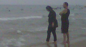 La mujer musulmana, vestida de pies a cabeza en la playa