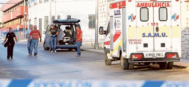 Agentes de la Policía Nacional y una ambulancia, ayer, junto a la empresa de Paterna donde murió la víctima.