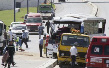 Varios agentes de la policía en la localidad marroquí de Castillejos, cercana a la frontera entre Ceuta y Marruecos.