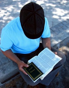 Samir (en la imagen leyendo la Biblia) es uno de los musulmanes convertidos al Cristianismo en España.
