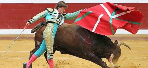 Antonio Barrera da un pase con su capote hecho ikurriña. 