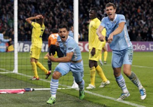 Agüero marcando un gol al Villarreal con el Manchester City.