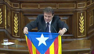 El diputado separatista Alfred Bosch muestra una estelada en el Congreso.
