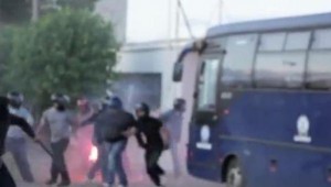 Miembros de Amanecer Dorado atacan un Centro de Inmigrantes.