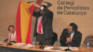 Francisco Caja, a la derecha aplaudiendo.