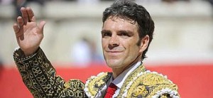 El torero José Tomás saluda a la multitud en la corrida de Nimes, en Francia.