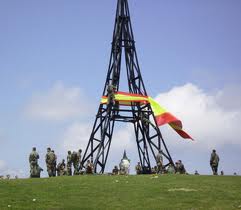 Militares españoles fueron sancionados por la ex ministra Carmen Chacón por instalar una gran bandera española durante unas maniobras en Álava.