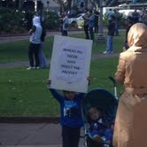 Un niño de unos 4 años sostiene un cartel con el mensaje: "Hay que decapitar a los que insultan al profeta".