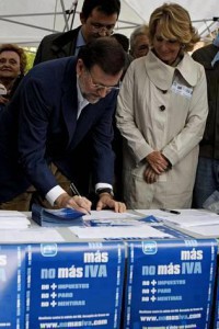 Rajoy y Aguirre, protagonistas de una de las campañas del PP contra el IVA.