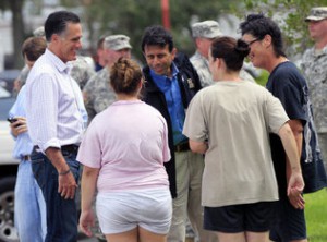 El candidato presidencial republicano Mitt Romney y el gobernador de Louisiana Bobby Jindal saludan a los residentes de Lafitte que fueron afectados en Lousiana por los efectos del paso de Isaac.