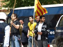Musulmanes con banderas separatistas catalanas.