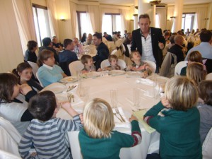 Anglada departe con un grupo de niños en un acto de su partido.