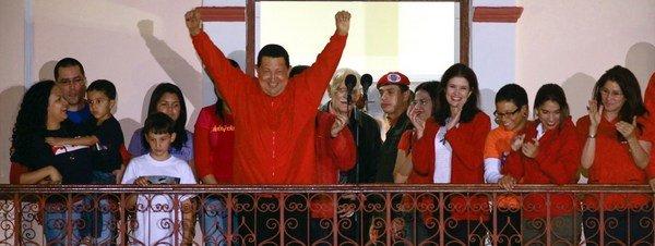 El presidente de Venezuela, Hugo Chávez, desde un balcón del palacio de Miraflores, en Caracas después de ganar las elecciones