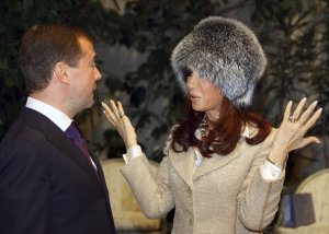 Cristina Fernández luce ante Medvédev el gorro que le regaló en su visita al Kremlin en el 2008.