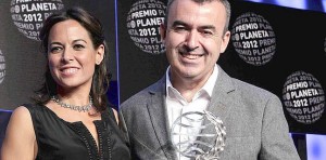 Lorenzo Silva y Mara Torres, ganador y finalista del Premio Planeta. Lorenzo Silva y Mara Torres, ganador y finalista del Premio Planeta.