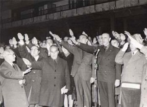 Manuel Fraga, segundo por la derecha, brazo en alto.