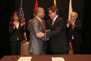 Artur Mas y el gobernador de Massachusetts, Deval Patrick, tras firmar un acuerdo de cooperación, en Boston.