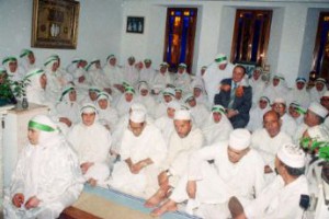 Aomar Dudú, rodeado de los musulmanes residentes en Melilla que viajarán a La Meca.
