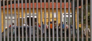 Imagen de la valla exterior y del interior del Centro de Estancia Temporal de Inmigrantes (CETI) de la ciudad de Melilla. 