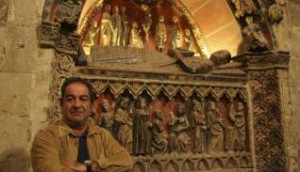 García Maldonado, junto a uno de los sepulcros de la Catedral de Salamanca. García Maldonado, junto a uno de los sepulcros de la Catedral de Salamanca.