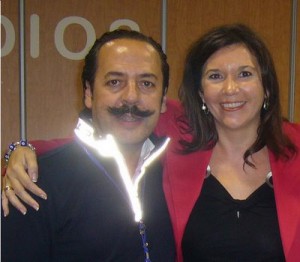 La alcaldesa de Elche posa risueña junto a Álvaro Pérez, 'El bigotes'.