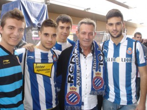 Anglada, con aficionados del Espanyol.