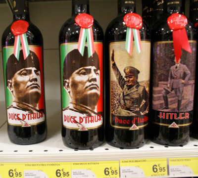 Botellas de vino con la imagen de Mussolini halladas en un supermercado italiano.
