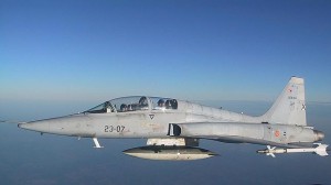 Foto de un Northrop F-5 del Ala 23 tomada desde la cabina de otro avión de la formación 