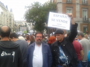 Enrique de Diego, junto a manifestantes del 15-M. Enrique de Diego, junto a manifestantes del 15-M.