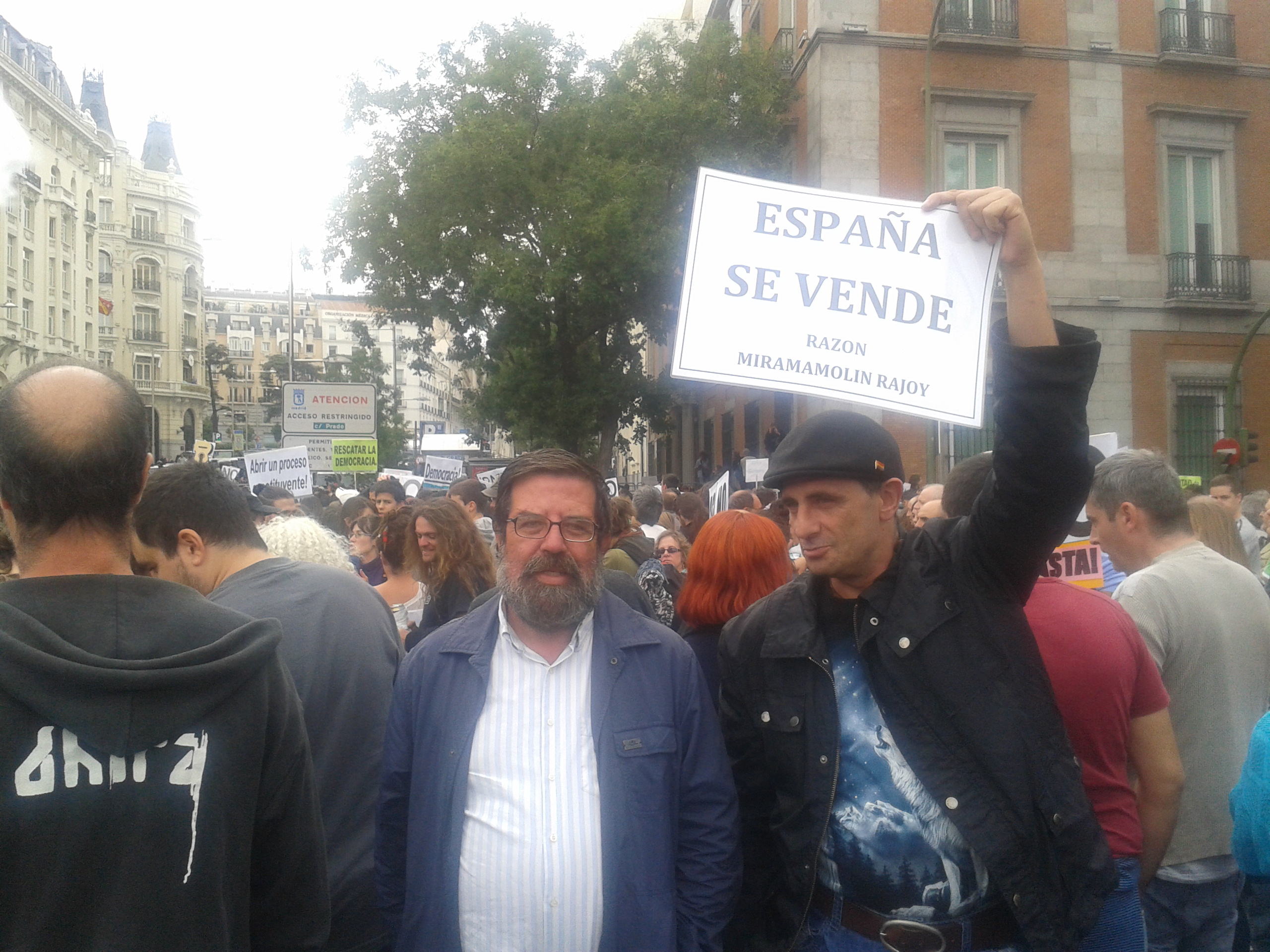 Enrique de Diego, junto a manifestantes del 15-M.