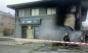 Imágenes del incendio de una sucursal de Caja de Burgos en Sotopalacios, en Burgos.
