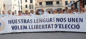 En la imagen, la cabecera de la concentración por la libertad lingüistica celebrada en Mahón en junio de 2009