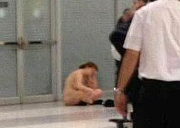La mujer desnuda en el aeropuerto Rafic Hariri de Beirut.