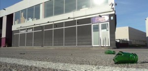 Botellas rotas ante la entrada de la discoteca Noche Latina 