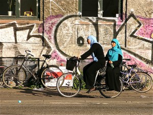 Dos jóvenes musulmanas circulan en bicicleta por el barrio danés de Nørrebro.