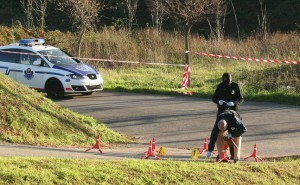 La Ertzaintza recoge pruebas en el lugar donde se ha producido la agresión.