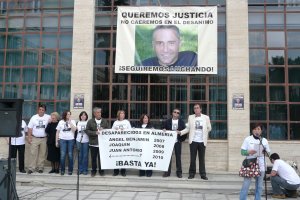 Familiares de Sánchez, durante una manifestación.