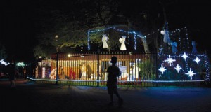 El orfanato de Jakaranda Kinderhuis, con su iluminación navideña.