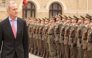 Pedro Morenés, ministro de Defensa, pasa revista a las tropas.