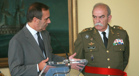 El señor Pitarch (d), junto al ex ministro socialista de Defensa, José Antonio Alonso.