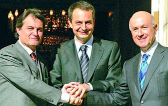 Tres felones, tres: Zapatero estrecha las manos de Artur Mas y Duran Lleida.