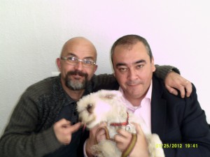 El humorista Manolo Doña y Armando Robles. Posa junto a ellos el bichón maltés del director del programa.