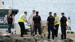 Momento en el que llega a tierra el cadáver de uno de los inmigrantes